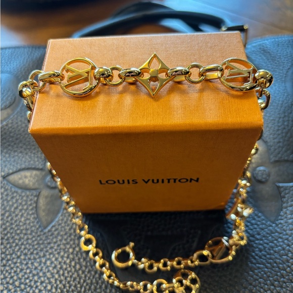 Beautiful LOUIS VUITTON Collier Crazy in lock M00371 Gold Necklace - Picture 3 of 15